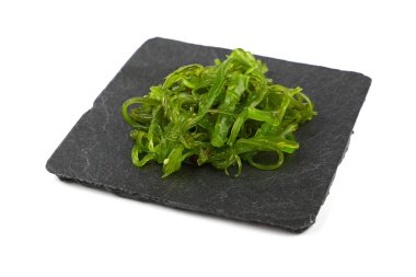 Yeşil wakame deniz yosunu salata bölümünü yedeklemek kapatın