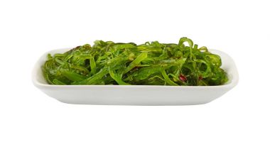 Yeşil wakame deniz yosunu salata bölümünü yedeklemek kapatın