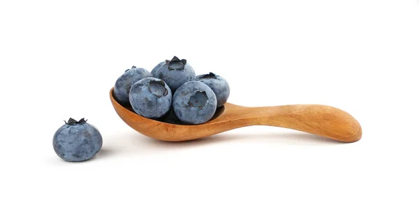 Bleuet frais dans une cuillère en bois isolé sur blanc — Photo