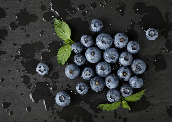 Närbild av tvättade färska blåbär på svarta tavlan — Stockfoto