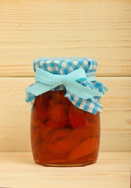 Ayva Reçeli vintage ahşap plakalar üzerinden bir kavanoz