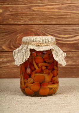 Kavanoz turşu tatlım mantar mantar masada