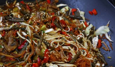 Asya wok tavada kızarmış sebze karıştırın kadar yakın