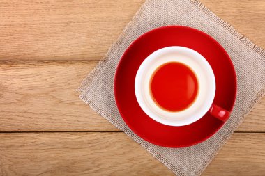 Siyah çay kırmızı Kupası tahta masada boş bardak