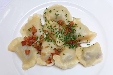 Köfte pastırma ve yeşil chives ile yakın çekim