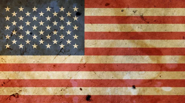 Старый старинный американский флаг над белым деревом — стоковое фото