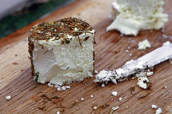 Ahşap tahta üzerinde bıçak ile taze keçi peyniri — Stok fotoğraf