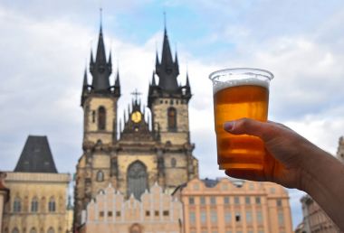 Adam el bira cam Prag cityscape üzerinde gösterilen