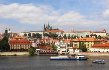 Prag görünümünü Strana'da Vltava Nehri üzerinde