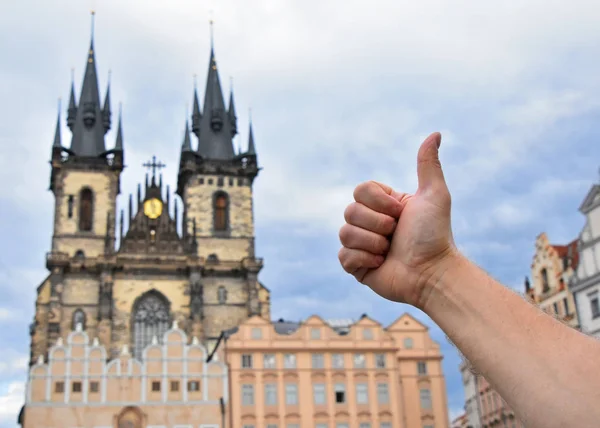 Muž ruka ukazuje palec nad pražské panoráma — Stock fotografie