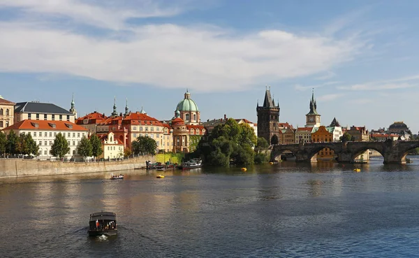 Pohled na Karlův most a staré město pražské — Stock fotografie