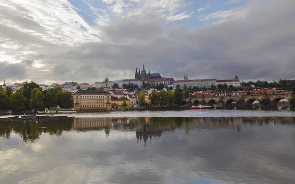 Vista del casco antiguo de Praga y la Catedral de San Vito —  Fotos de Stock
