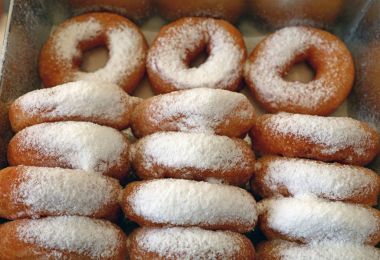 Pek çok halka çörek pudra şekeri ile kapatmak