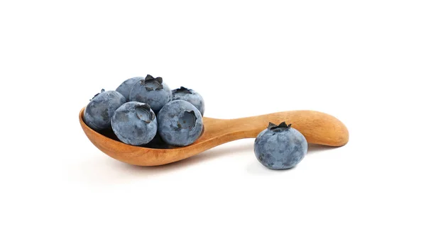 Bleuet frais dans une cuillère en bois isolé sur blanc — Photo