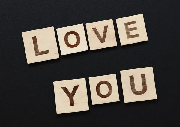 Palabras LOVE YOU en letreros de madera sobre negro — Foto de Stock