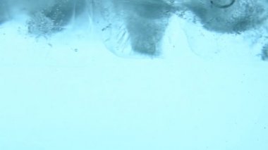 Açık buz küpleri float mavi su yakın çekim