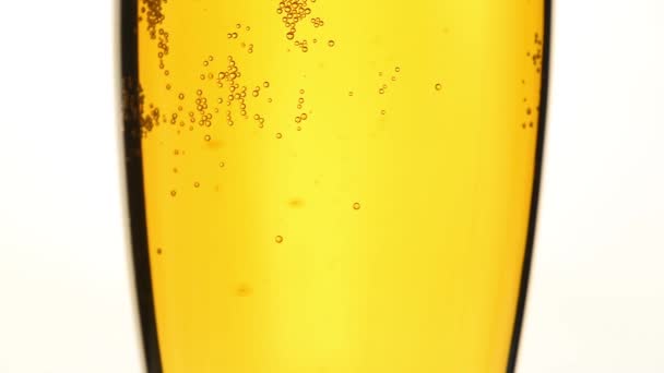 Close-up van gieten bier met bubbels in glas — Stockvideo