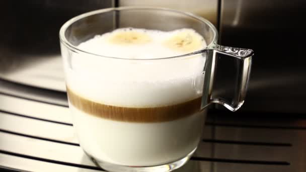 Donna mano prendendo tazza di vetro di caffè latte pronto — Video Stock