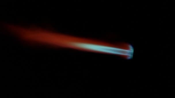 Fermer la flamme de la torche à gaz sur fond noir 