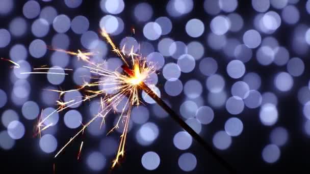 Feche um fogo de artifício brilhante sobre bokeh azul — Vídeo de Stock