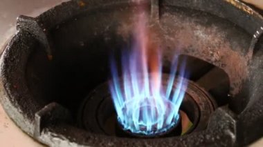Gaz sobası mavi alev kapatmak