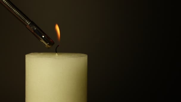 Weiße Kerze zitternde Flamme über schwarz — Stockvideo