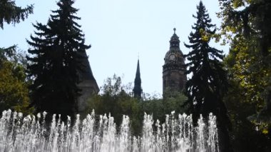 Kosice katedralde üzerinde dans eden çeşme