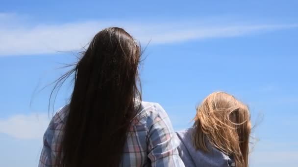 Rear view of young woman and small girl over sky — Stock Video