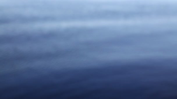 Oskärpa vågor kör på blå vattenyta — Stockvideo