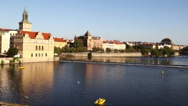Vista del casco antiguo de Praga y el río Moldava día soleado — Vídeo de stock