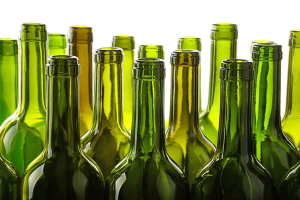 Garrafas de vinho de vidro verde vazias isoladas em branco — Fotografia de Stock