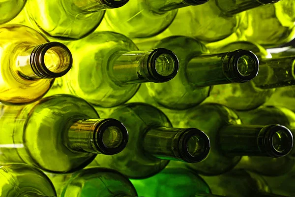 Garrafas de vinho de vidro verde vazias isoladas em branco — Fotografia de Stock