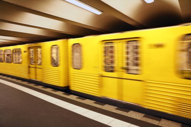 Sarı metro metro hareket yukarıya kapatmak