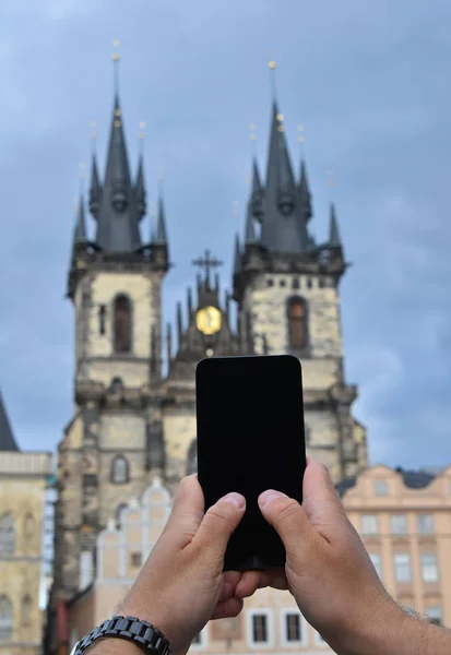 Homem mão tirando foto de Praga com telefone — Fotografia de Stock