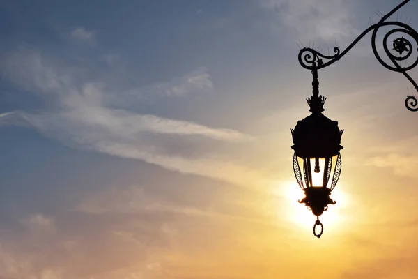 Lâmpada de rua antiga lanterna sobre o céu por do sol — Fotografia de Stock