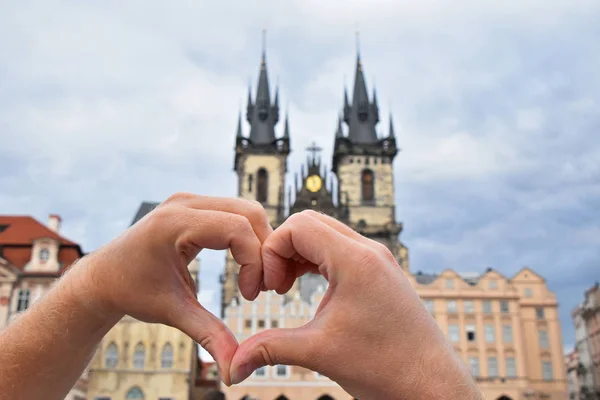 Manos de hombre muestran el corazón sobre Praga paisaje urbano —  Fotos de Stock