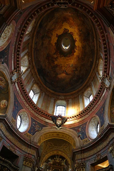 Kupol av barock kyrkan St Peter i Wien — Stockfoto