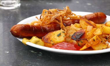 Kavrulmuş patates sosis kısmını kapatın