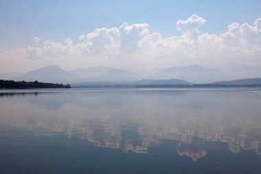 Waterscape bulutlu gökyüzü yansıması ile Gölü