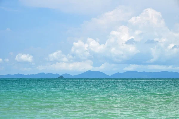 蔚蓝的海水, 地平线和天空的宁静景象 — 图库照片