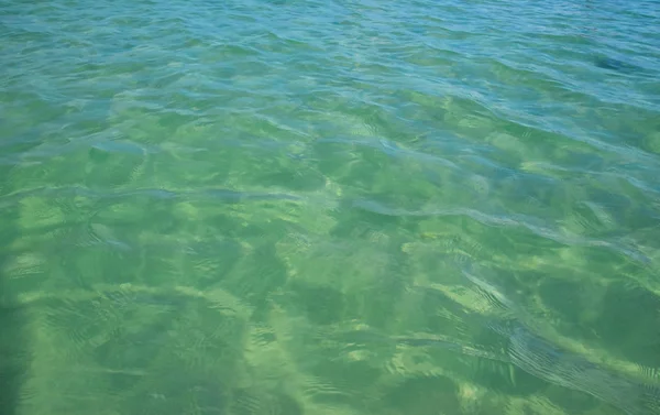 Ondulations vagues de turquoise bleu surface de l'eau de mer — Photo