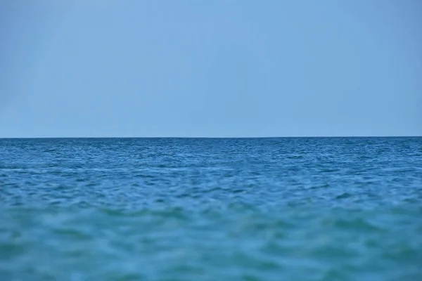 Scène tranquille d'eau de mer bleue, horizon et ciel — Photo