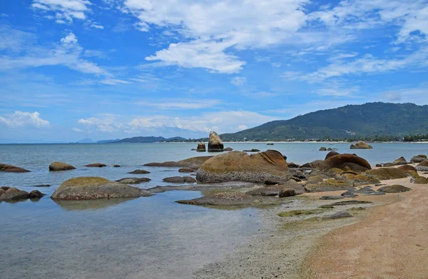 Kaya oluşumları deniz suyu ile gün deniz manzarası — Stok fotoğraf