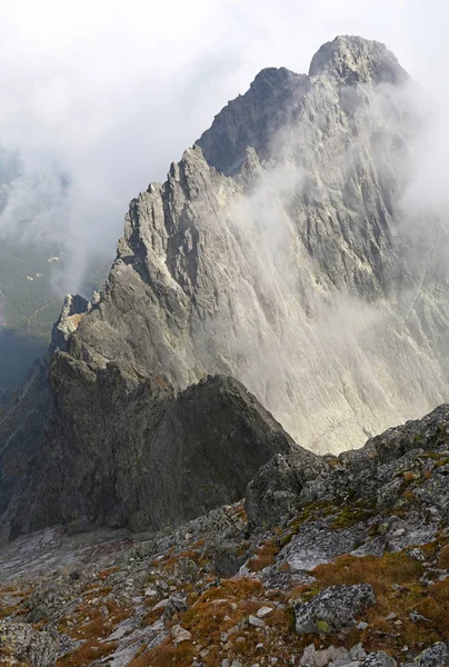 Crinale roccioso di montagna in nuvole nebbiose — Foto Stock