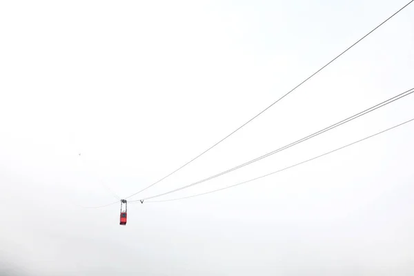 Канатная дорога Красная гора в облаках и тумане — стоковое фото