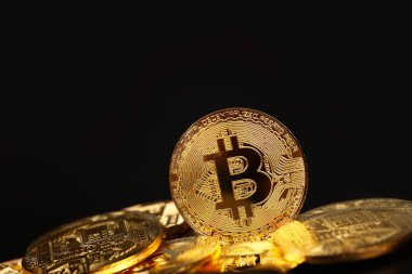 Altın bitcoin fiziksel sikkeler üzerinde siyah izole
