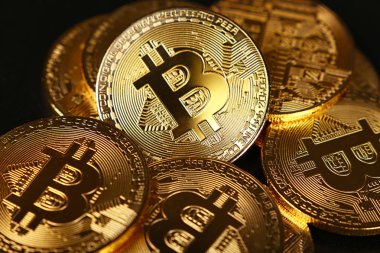 Altın bitcoin fiziksel sikkeler üzerinde siyah izole