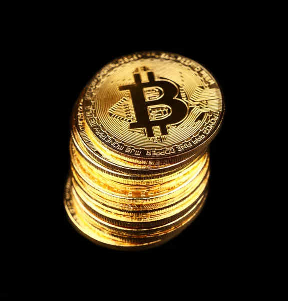 Ouro bitcoin moedas físicas isoladas em preto — Fotografia de Stock