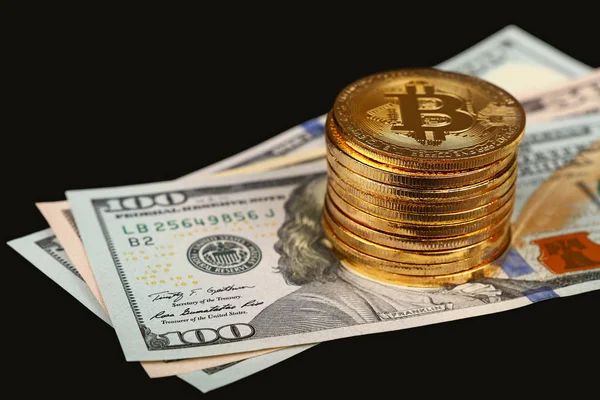 Oro bitcoin monedas físicas en papel dólares estadounidenses — Foto de Stock