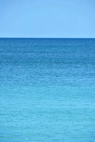 Scène tranquille d'eau de mer bleue, horizon et ciel — Photo